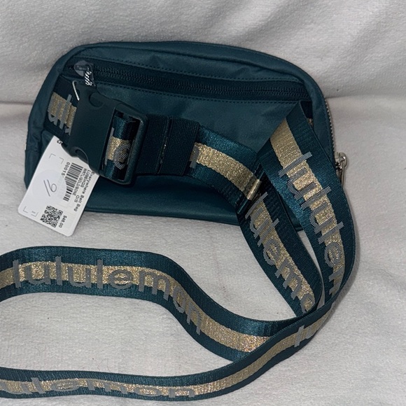 Lululemon Everywhere BeltBag 1L *NWT Wordmark - Picture 7 of 8